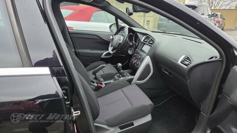 Photos de Citroën DS4 1.6 e-HDi115 Airdream Chic